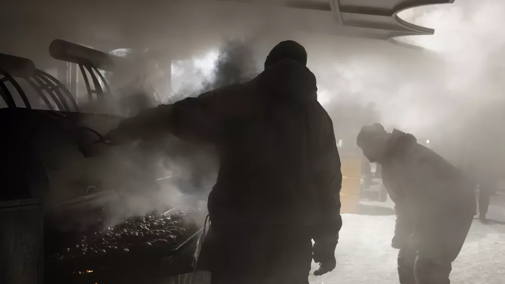 Veterans of the 3rd Separate Assault Brigade of Ukraine's Armed Forces serve free hot meals in a residential neighborhood for people without power in their homes in Kyiv, Ukraine, Saturday, Jan. 31, 2026.(AP Photo/Vladyslav Musiienko)