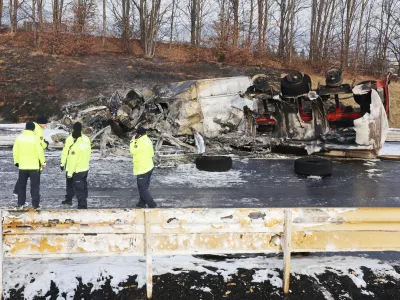 Slovenska Bistrica - Avtocesta - Promet - Prometne nesreče - Nesreča cisterne in kombija na avtocesti - zagorela cisterna in kombi - gasilci - Gasilci - Nesreče - Avtor: Sa&scaron;o Bizjak