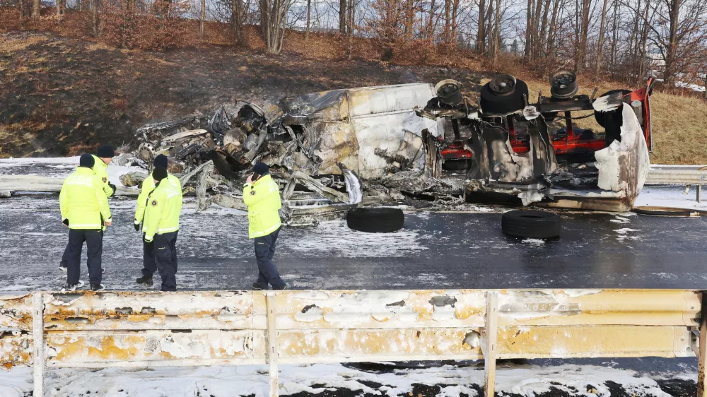 Slovenska Bistrica - Avtocesta - Promet - Prometne nesreče - Nesreča cisterne in kombija na avtocesti - zagorela cisterna in kombi - gasilci - Gasilci - Nesreče - Avtor: Sa&scaron;o Bizjak