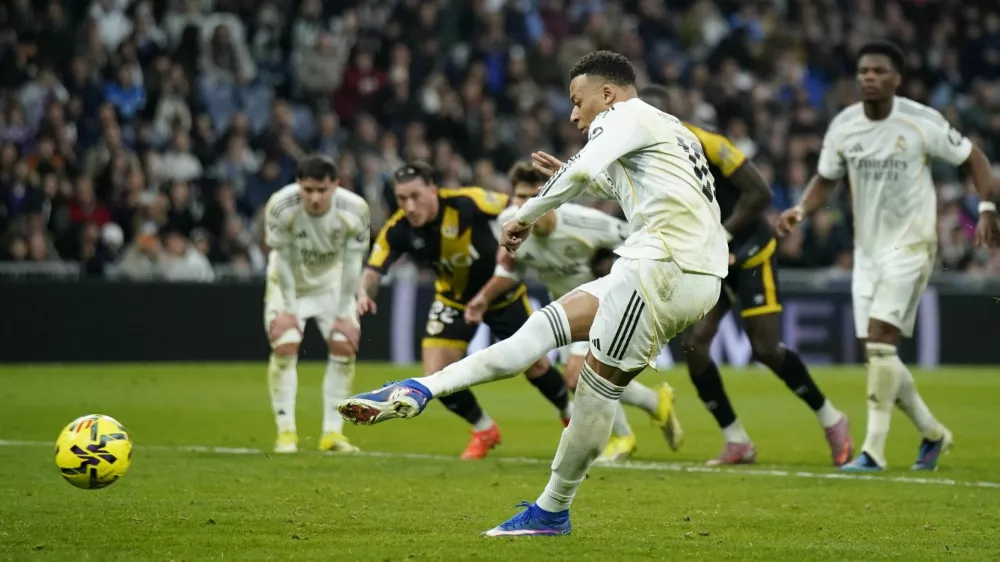 Soccer Football - LaLiga - Real Madrid v Rayo Vallecano - Santiago Bernabeu, Madrid, Spain - February 1, 2026 Real Madrid's Kylian Mbappe scores their second goal from the penalty spot REUTERS/Ana Beltran
