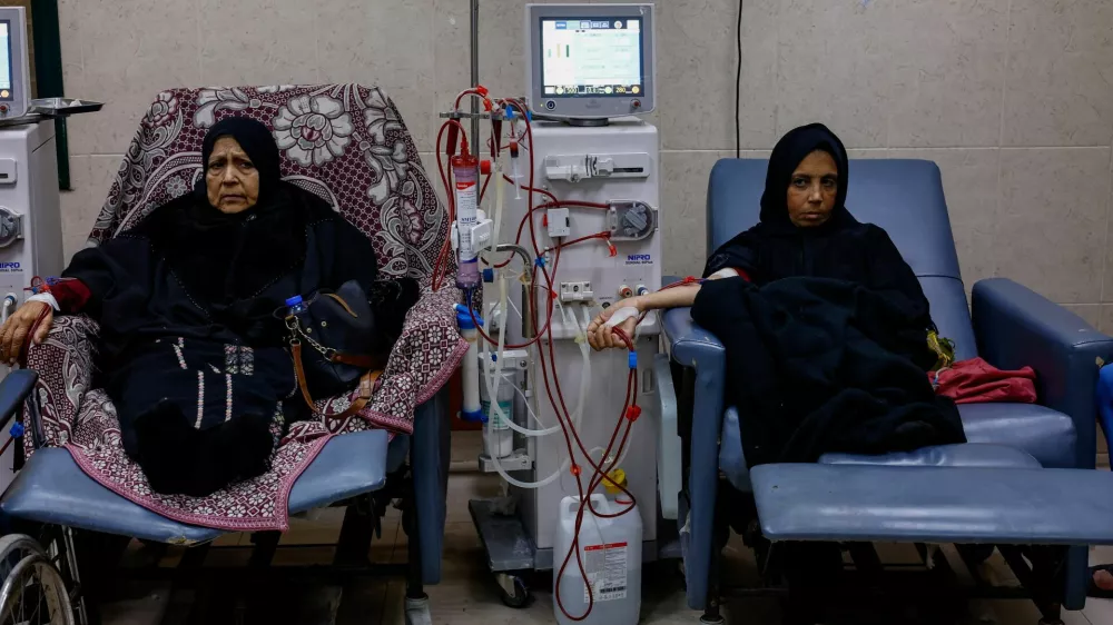 Palestinian patients with kidney failure undergo dialysis treatment at Al-Aqsa Martyrs Hospital, in Deir al-Balah, central Gaza Strip, February 1, 2026. REUTERS/Mahmoud Issa