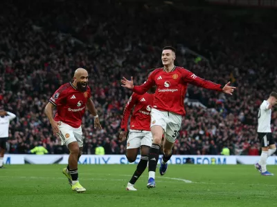 Soccer Football - Premier League - Manchester United v Fulham - Old Trafford, Manchester, Britain - February 1, 2026 Manchester United's Benjamin Sesko celebrates scoring their third goal with Kobbie Mainoo and Bryan Mbeumo REUTERS/Phil Noble EDITORIAL USE ONLY. NO USE WITH UNAUTHORIZED AUDIO, VIDEO, DATA, FIXTURE LISTS, CLUB/LEAGUE LOGOS OR 'LIVE' SERVICES. ONLINE IN-MATCH USE LIMITED TO 120 IMAGES, NO VIDEO EMULATION. NO USE IN BETTING, GAMES OR SINGLE CLUB/LEAGUE/PLAYER PUBLICATIONS. PLEASE CONTACT YOUR ACCOUNT REPRESENTATIVE FOR FURTHER DETAILS..