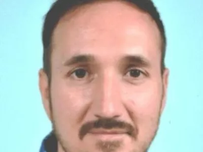 Novo mesto.Iskana oseba Borislav Bojanic, star 44 let, visok je okoli 185 centimetrov in je srednje postave. Ko je odsel od doma v Bojancih je bil oblecen v hlace temno zelene barve. Po do sedaj znanih podatkih je oseba nepredvidljiva in bi zato lahko bil nevaren. Policisti pozivajo vse, ki bi ga opazili, da se mu ne priblizujejo, ampak o tem takoj obvestijo policiste na stevilko 113. Foto: PU Novo mesto