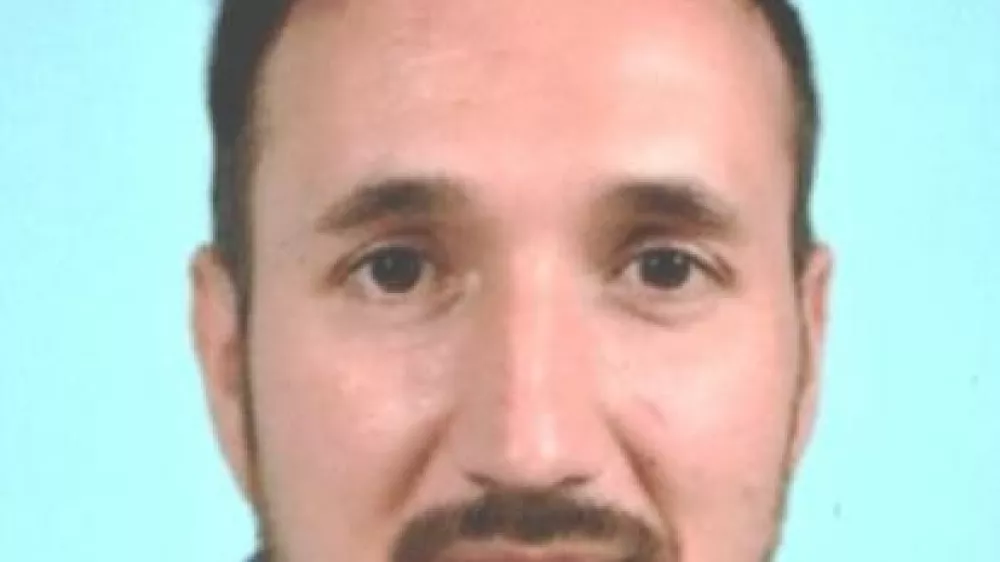 Novo mesto.Iskana oseba Borislav Bojanic, star 44 let, visok je okoli 185 centimetrov in je srednje postave. Ko je odsel od doma v Bojancih je bil oblecen v hlace temno zelene barve. Po do sedaj znanih podatkih je oseba nepredvidljiva in bi zato lahko bil nevaren. Policisti pozivajo vse, ki bi ga opazili, da se mu ne priblizujejo, ampak o tem takoj obvestijo policiste na stevilko 113. Foto: PU Novo mesto