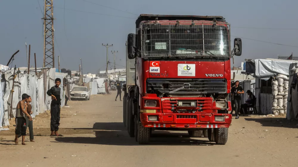 01 February 2026, Palestinian Territories, Khan Younis: Trucks carrying humanitarian aid arrive in Khan Yunis in the southern Gaza Strip, after passing through the Rafah border crossing from Egypt. Photo: Abed Rahim Khatib/dpa