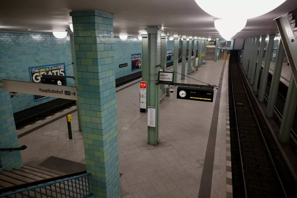 An empty Alexanderplatz station, as trade union Verdi calls for a nationwide warning strike for higher wages and better working conditions, in Berlin, Germany, February 2, 2026. REUTERS/Axel Schmidt