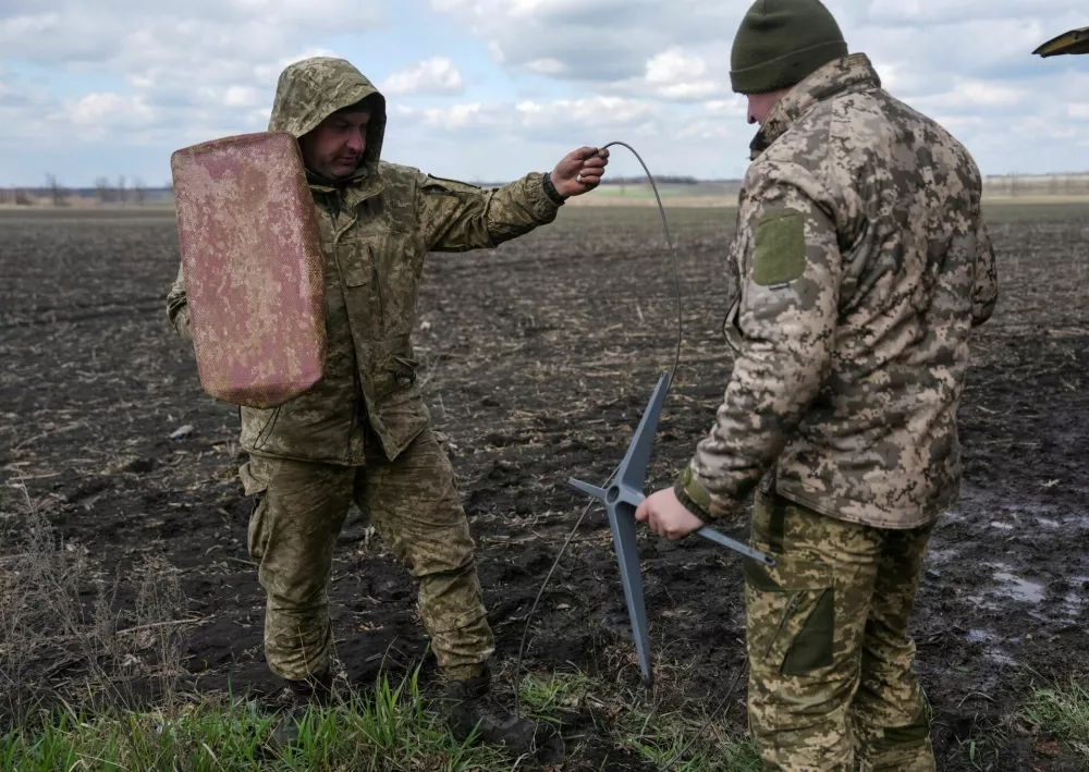 FILE PHOTO: Servicemen of the 68th Oleksa Dovbush Separate Jaeger Brigade of the Armed Forces of Ukraine set up Starlink satellite internet system, amid Russia's attack on Ukraine, near the frontline town of Pokrovsk in Donetsk region, Ukraine April 10, 2025. REUTERS/Inna Varenytsia/File Photo