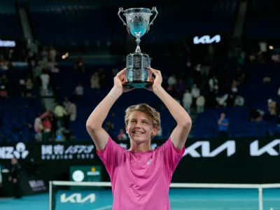 Ziga Sesko of Slovenia holds his trophy aloft after defeating Keaton Hance of the U.S. in the boy's singles final at the Australian Open tennis championship in Melbourne, Australia, Sunday, Feb. 1, 2026. (AP Photo/Dar Yasin) / Foto: Dar Yasin