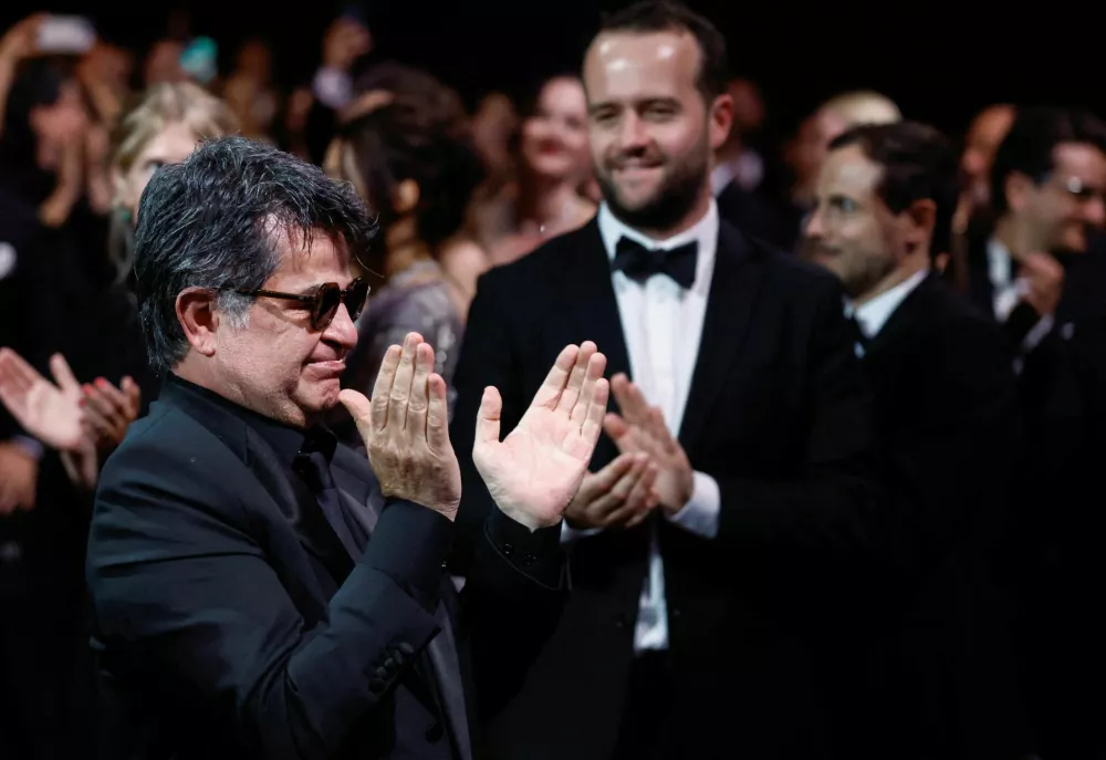 Director Jafar Panahi, Palme d'Or award winner for the film "Un simple accident" (It Was Just an Accident), applauds during the closing ceremony of the 78th Cannes Film Festival in Cannes, France, May 24, 2025. REUTERS/Manon Cruz   TPX IMAGES OF THE DAY