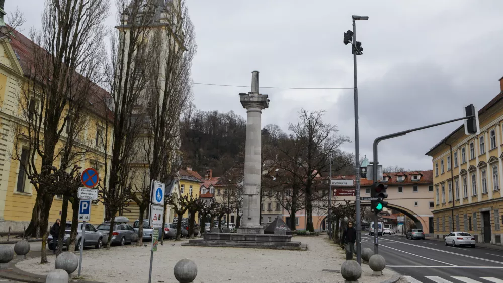 Svetniki na Marijinem kipu ne bodo kopije
