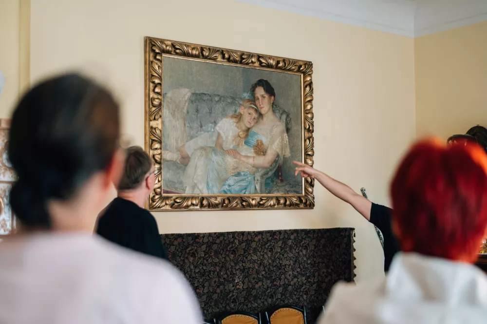 Zlatica Hribar in njena mama Marija Goričan na sliki v Vili Zlatica. / Foto: Blaž Gutman, Mglm