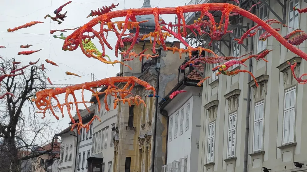 Zakaj so po mestu obe&scaron;ene pisane skulpture?