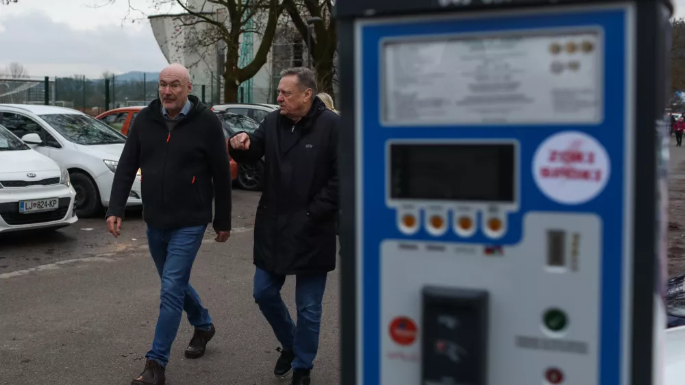 - Zoran Janković, Župan Mestne Občine Ljubljana. Parkirni avtomat.- 29.01.2026. - Terenski sestanek Župana MOL s prebivalci &Scaron;tepanjskega naselja zaradi spremenjenega režima parkiranja v naselju.&Scaron;tepanjsko naselje, parkiranje, pomanjkanje parkiri&scaron;č.//FOTO: Bojan Velikonja