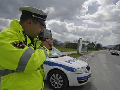- Policija - policijska akcija Hitrost - počasneje je varneje, v okviru katere bo poostrila nadzor na cestah. - radar - meritev hitrosti, kontrola - Log pri Brezovici - glavni cilj akcije je po navedbah policije zmanj&scaron;anje &scaron;tevila prometnih nesreč zaradi hitrosti.//FOTO: Luka CjuhaOPOMBA: ZA OBJAVO V ČASOPISU DNEVNIK 
