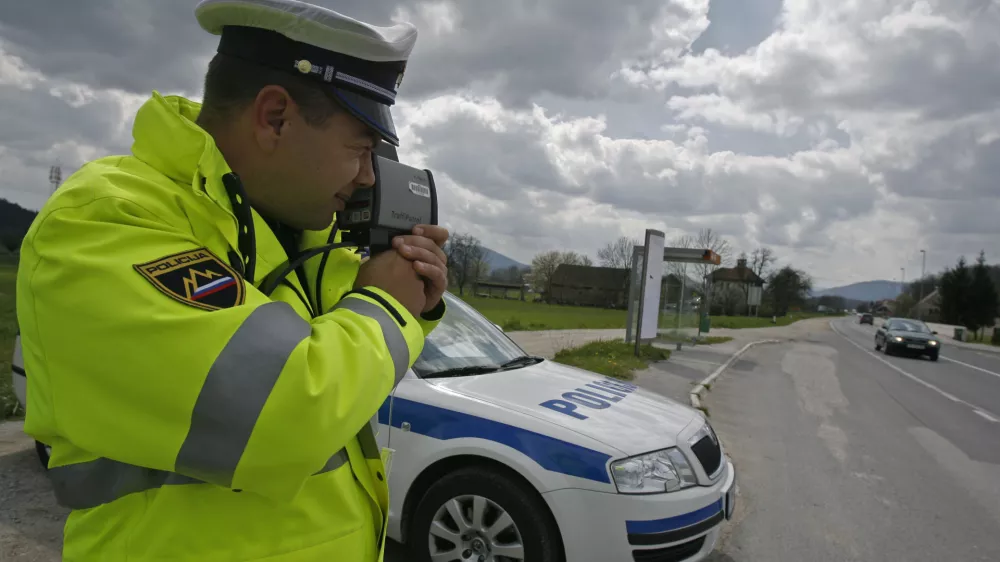 - Policija - policijska akcija Hitrost - počasneje je varneje, v okviru katere bo poostrila nadzor na cestah. - radar - meritev hitrosti, kontrola - Log pri Brezovici - glavni cilj akcije je po navedbah policije zmanj&scaron;anje &scaron;tevila prometnih nesreč zaradi hitrosti.//FOTO: Luka CjuhaOPOMBA: ZA OBJAVO V ČASOPISU DNEVNIK 