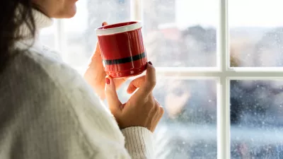 A girl drinks a cup of coffee on a cold day. Relaxed day at home in Christmas time. / Foto: Rolart Studio, Getty Images