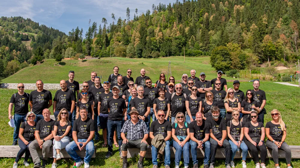 Kot pravi direktor podjetja RCM Dejan Su&scaron;nik, so osnova dobrih odnosov odprt dialog, medsebojno spo&scaron;tovanje in zaupanje. V podjetju spodbujajo kulturo sodelovanja, kjer si zaposleni pomagajo, delijo znanje in skupaj re&scaron;ujejo izzive. Pomembna je tudi jasna komunikacija ter občutek, da je vsak posameznik sli&scaron;an in cenjen. F RCM