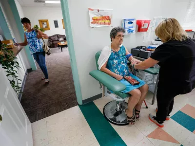 Faye Jackson gets her blood tested at a medical clinic in Calhoun, Ga., on Tuesday, Sept. 30, 2025, as her daughter Marie waits outside for her turn. Their blood tests revealed they have PFAS levels above the safety threshold outlined by national health experts. (Miguel Martinez/Atlanta Journal-Constitution via AP) / Foto: Miguel Martinez