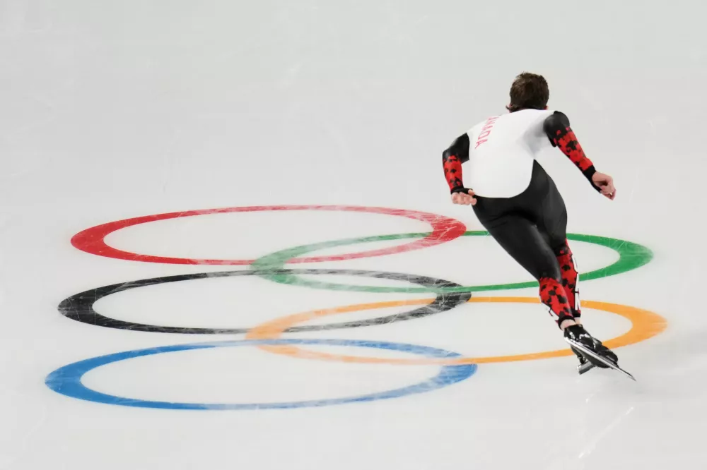 A Canadian speed skater athlete warms up at the 2026 Winter Olympics, in Milan, Italy, Thursday, Feb. 5, 2026. (AP Photo/Luca Bruno) / Foto: Luca Bruno