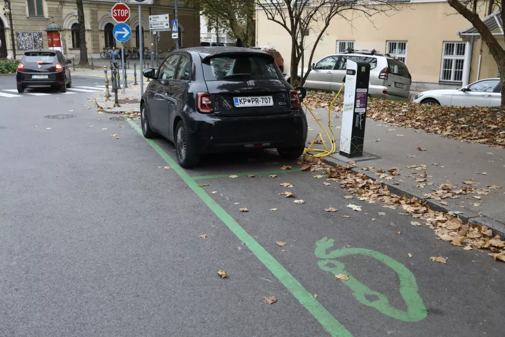 14.11.2024 - simbolična fotografija - električni avto - avto na elekriko - električni pogon - električna polnilnicaFOTO: LUKA CJUHA
