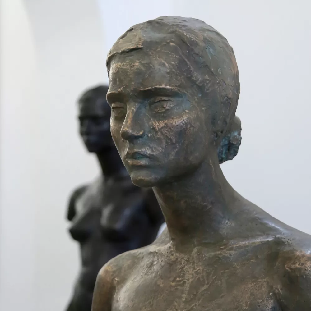 Ulitki ženskega akta kiparja Mirsada Begića F arhiv galerije Antikvintete Novak