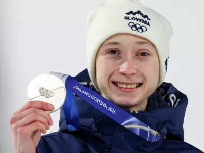 Italija, Predazzo.Zimske olimpijske igre 2026.Zenski smucarski skoki, posamicna tekma.Slovenska skakalka s srebrno kolajno Nika Prevc.