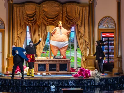 This image released by the Hamburg State Opera shows, from left, Eric Jurenas as Tuckey, Andrew Watts as Mickey, Georg Nigl as The King-President and Kristina Stanek as Bampi during a rehearsal of Olga Neuwirth's "Monster's Paradise" at the Hamburg State Opera on Jan. 28, 2026. (Tanja Dorendorf/Hamburg State Opera via AP) / Foto: Tanja Dorendorf