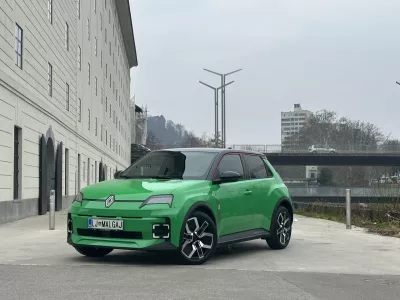 Renault 5 obliko nezgre&scaron;ljivo povzema po istoimenskem avtomobili iz prej&scaron;njega stoletja. 