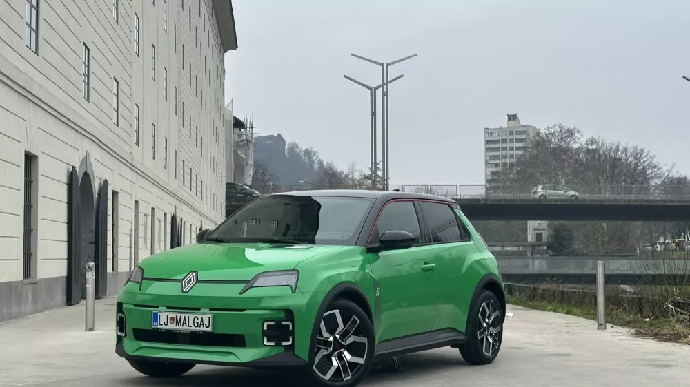 Renault 5 obliko nezgre&scaron;ljivo povzema po istoimenskem avtomobili iz prej&scaron;njega stoletja. 