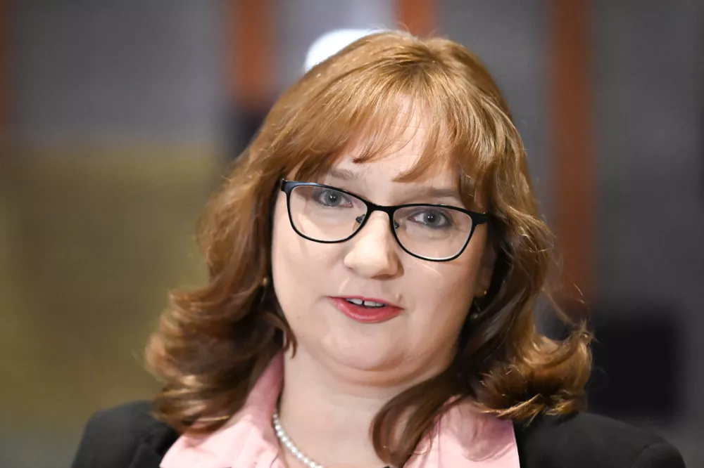 Kadrovski vrtiljak: Dolenc guverner centralne banke, potrjena tudi varuhinja človekovih pravic