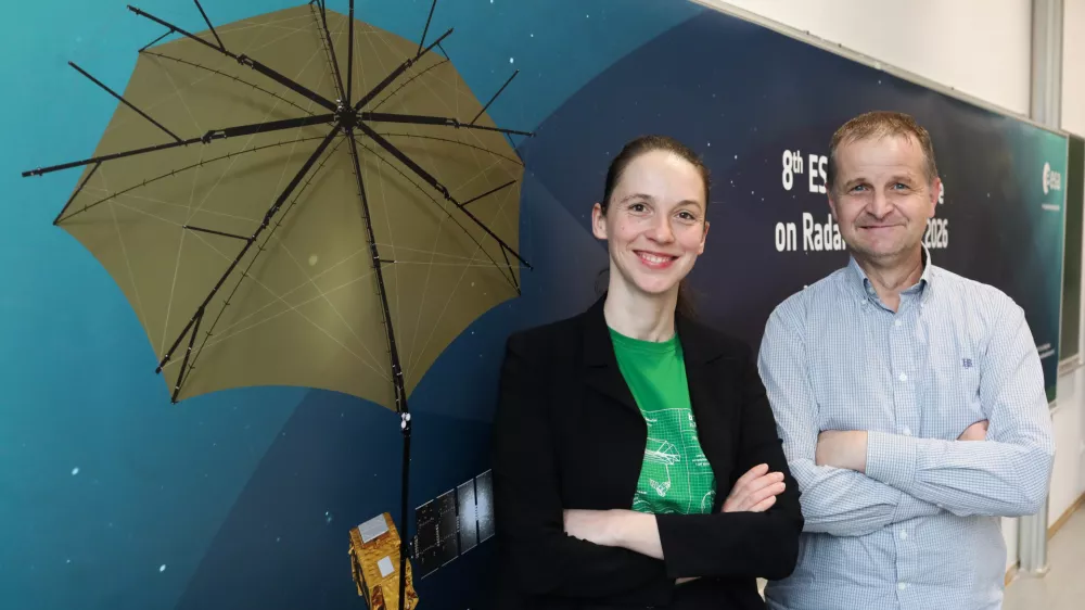 - asist. dr. Ana Potočnik Buhvald, profesorica na Fakulteti za gradbeni&scaron;tvo in geodezijo,- prof. dr. Kri&scaron;tof O&scaron;tir, profesor na Fakulteti za gradbeni&scaron;tvo in geodezijo,05.02.2026. - intervju o satelitu Biomass, ki je namenjen snemanju tudi pod povr&scaron;jem zemlje in v globino gozdov, Evropske Vesoljske agencije, ki je bi izstreljen lani in pri katerem sodeluje tudi Slovenija.//FOTO: Bojan Velikonja / Foto: Bojan Velikonja