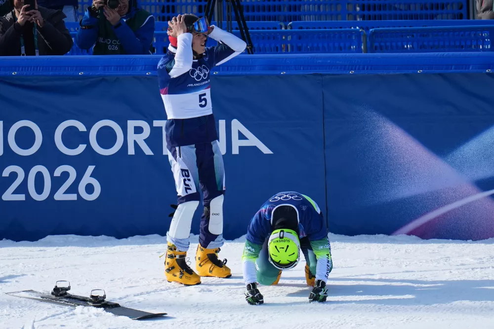 Bolgar Tervel Zamfirov (levo) se je prijel za glavo, slovenski deskar na snegu Tim Mastnak pa je jezno padel na kolena, ko je postalo jasno, da je prvi drugega premagal za nekaj centimetrov in osvojil bronasto olimpijsko kolajno. / Foto: AP / Foto: Gregory Bull