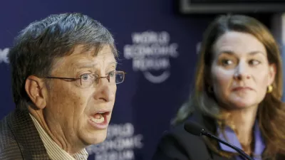 Microsoft founder Bill Gates (L) and his wife Melinda attend a news conference at the World Economic Forum (WEF) in Davos January 29, 2010.  REUTERS/Arnd Wiegmann (SWITZERLAND)