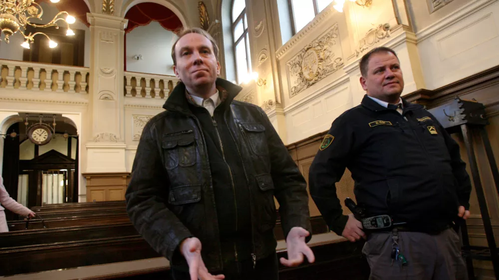 obtoženi zdravnik v UKC dr. Ivan Radan, osumljen evtanazije - 18.01.2016 - sojenje zdravniku Ivanu Radanu, ki je med drugim obtožen, da je na nevrolo&scaron;ki kliniki ljubljanskega Univerzitetnega kliničnega centra iz morilske sle umoril &scaron;est svojih bolnikov - bolnikom naj bi v zadnjih urah življenja dajal večje odmerke večinoma morfija in s tem naj bi jim skraj&scaron;al življenje, saj so visoki odmerki sovpadali z uga&scaron;anjem vitalnih funkcij. Je pa v vseh primerih &scaron;lo za hudo bolne ljudi na koncu življenja.//FOTO: Tomaž Skale