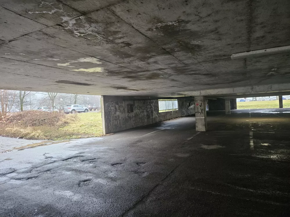 Maribor.Zaprta garazna hisa ob Ulici pohorskega odreda.