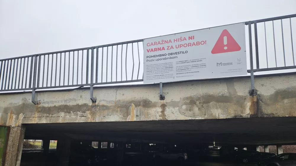 Maribor.Zaprta garazna hisa ob Ulici pohorskega odreda.