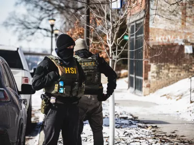26 January 2026, US, St. PaulImmigration and Customs Enforcement (ICE)agents knock on doors as part of the Operation Metro Surge immigration crackdown in St. Paul, Minnesota. PhotoDave Decker/ZUMA Press Wire/dpa / Foto: 