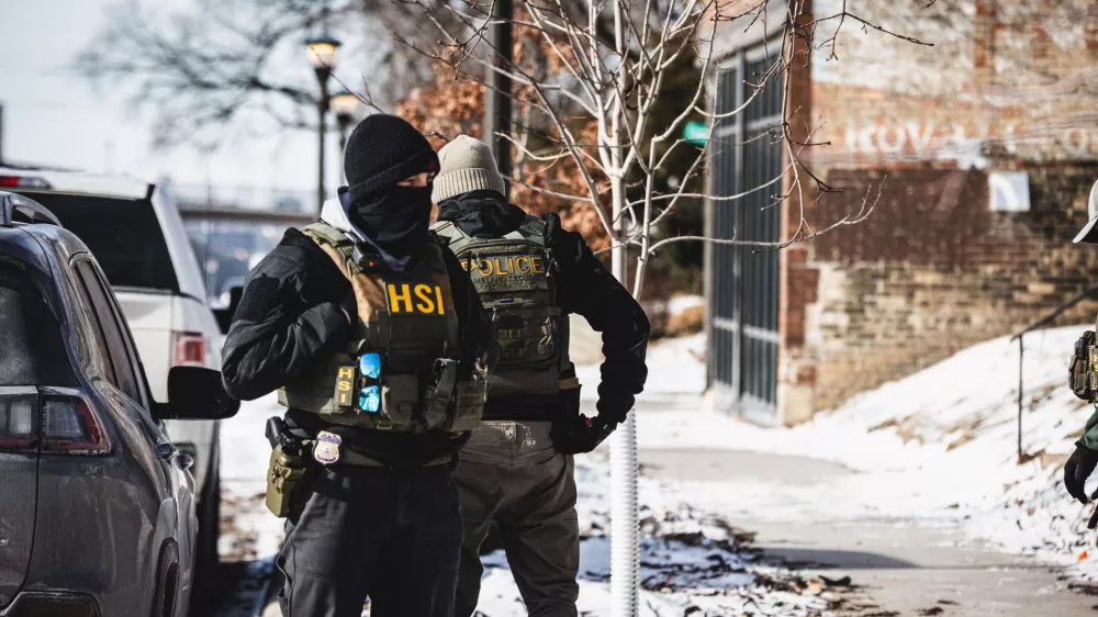 26 January 2026, US, St. PaulImmigration and Customs Enforcement (ICE)agents knock on doors as part of the Operation Metro Surge immigration crackdown in St. Paul, Minnesota. PhotoDave Decker/ZUMA Press Wire/dpa / Foto: 