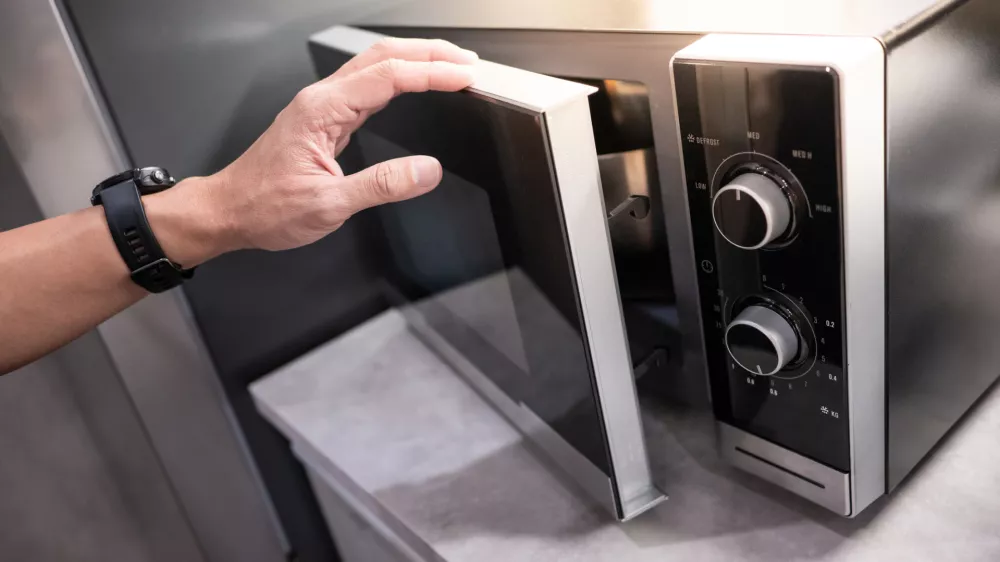 Mikrovalovna pečica preprečuje &scaron;irjenje signalov.