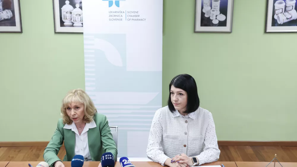 mag. Darja Potočnik Benčič, predsednica Lekarni&scaron;ke zbornice Slovenije, in Andrea &Scaron;etina, strokovna vodja v Dolenjskih lekarnah- 05.02.2026 - Novinarska konferenca Lekarni&scaron;ke zbornice, kjer so predstavili problematiko prodaje ponarejenih zdravil na spletu, konkretne primere nelegalnih spletnih lekarn in s tem povezana tveganja za zdravje, &scaron;e posebej mladih//FOTO: Jaka Gasar