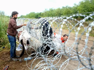 - 26.08.2015 - Madžarska - Hordos - madžarsko-srbska meja - migranti iz Sirije so prerezali ograjo in vstopili v EU - madžari so za zajezitev prebežnikov na meji s Srbijo zgradili žičnato ograjo - - Begunci 2015 - migracije po zahodni balkanski poti - migracijska pot beguncev iz Sirije, Afganistana in Iraka čez Balkan proti zahodni Evropi - evropska begunska kriza - migranti - //FOTO: Bojan Velikonja