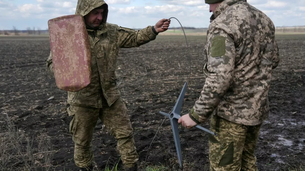 FILE PHOTO: Servicemen of the 68th Oleksa Dovbush Separate Jaeger Brigade of the Armed Forces of Ukraine set up Starlink satellite internet system, amid Russia's attack on Ukraine, near the frontline town of Pokrovsk in Donetsk region, Ukraine April 10, 2025. REUTERS/Inna Varenytsia/File Photo