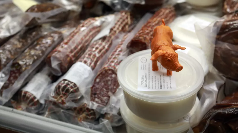 11.02.2026 - meso, mesar,tržnica, prodaja mesa, salama, zaseka, figura pra&scaron;ičaFoto: Tomaž Skale