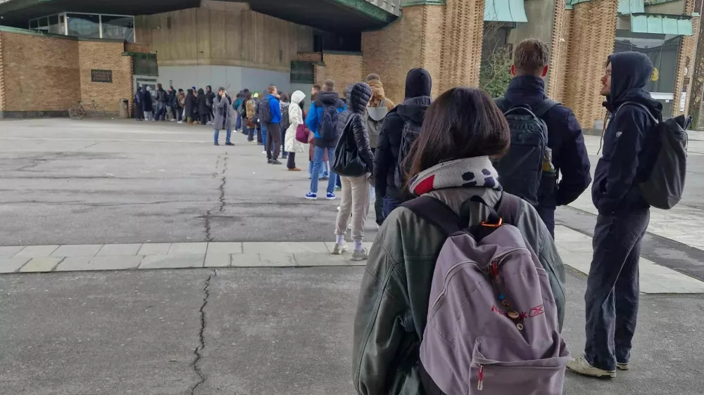 Zunaj stali v vrsti: &Scaron;tudenti ponovno opozarjajo na gnečo v knjižnicah