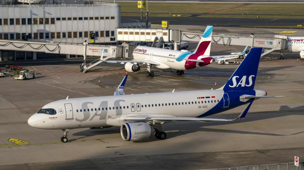 Flughafen D&uuml;sseldorf, DUS, Terminal A Eurowings Flieger am Gate, SAS Flieger nach der Landung, Flughafen DUS *** D&uuml;sseldorf Airport, DUS, Terminal A Eurowings plane at the gate, SAS plane after landing, DUS Airport,Image: 1068903517, License: Rights-managed, Restrictions: imago is entitled to issue a simple usage license at the time of provision. Personality and trademark rights as well as copyright laws regarding art-works shown must be observed. Commercial use at your own risk., Model Release: no