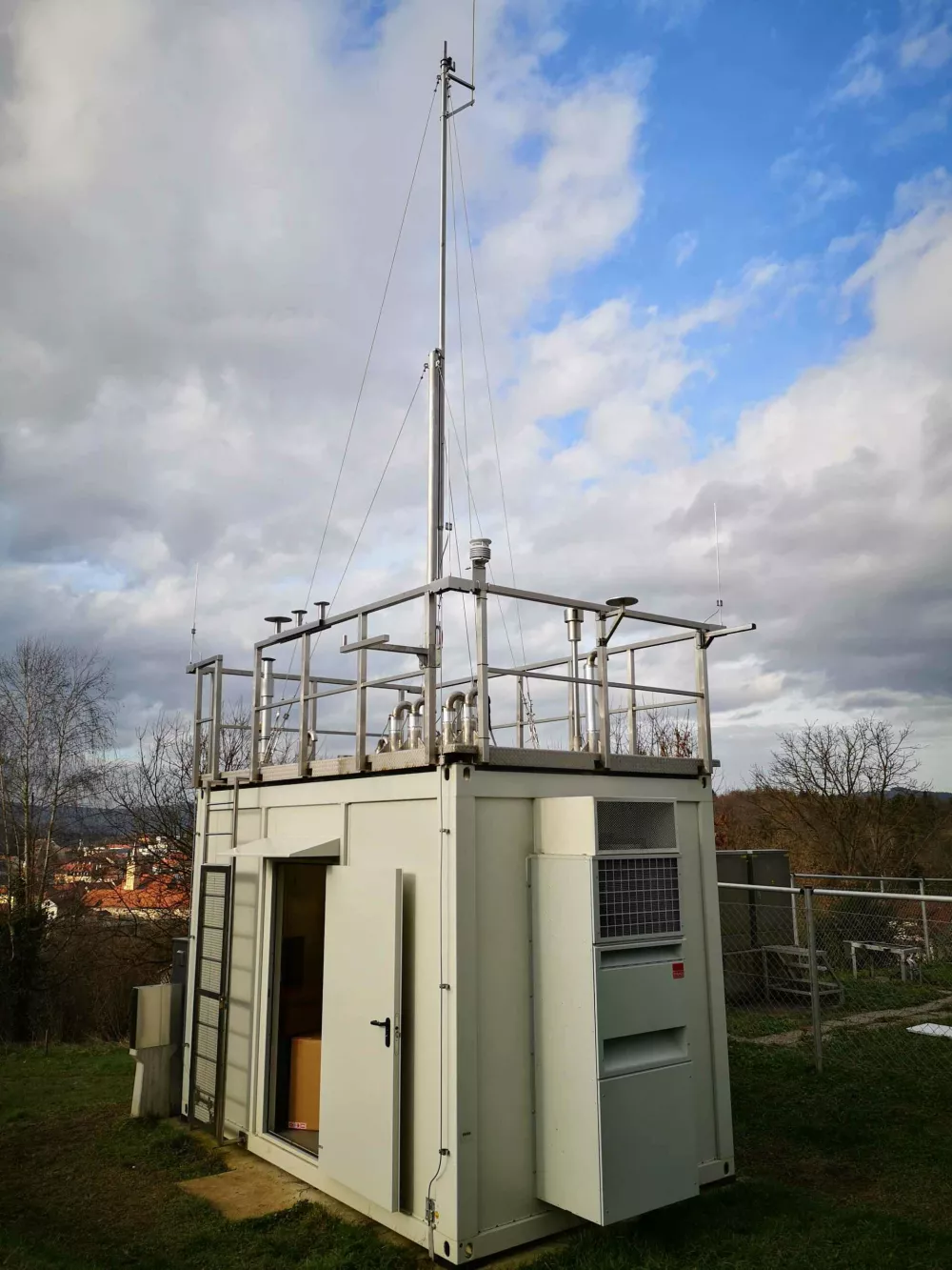 Na Arsu je veliko naprav, s katerimi spremljajo kakovost zraka in obdelujejo podatke. / Foto: Arso