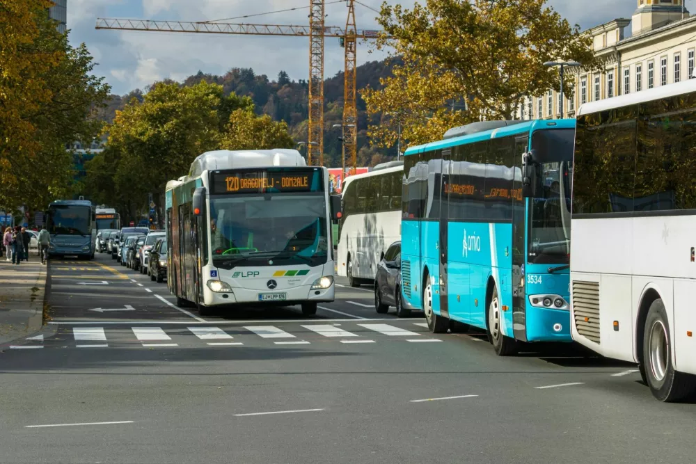 Ljubljana, Slovenia October 16, 2025 busy urban roadway filled with public city buses, long‑distance coaches, and cars moving through traffic on a sunny day, showcasing everyday transportation, commuting, and mobility in a modern city environment. / Foto: Ijordan