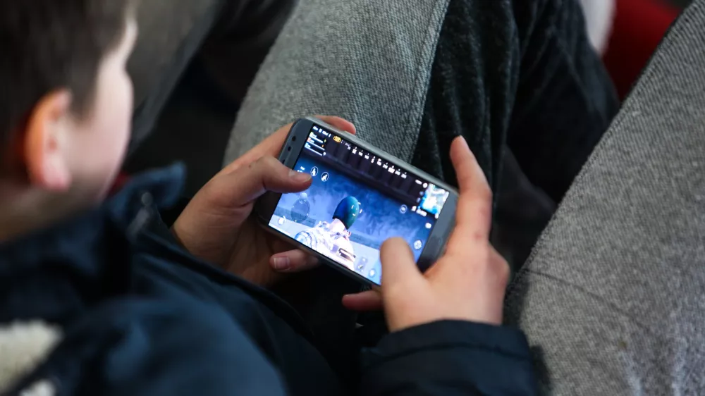 - 24.03.2018 - Simbolična fotografija, - pametni telefon - otroci - video igrice, zasvojenost, igre  //FOTO: Bojan Velikonja