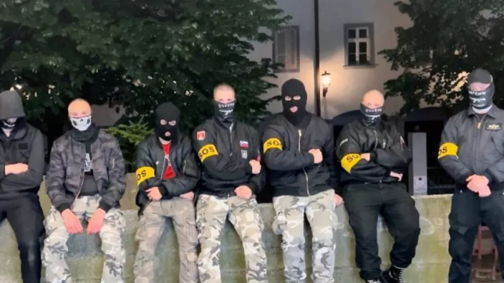 Neonacistična skupina je na instagramu objavljala grozilna sporočila.