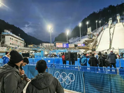 Slabo uro pred začetkom tekme so bile tribune v Predazzu že dodobra polne. 